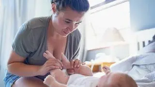 Mama masuje niemowlaka