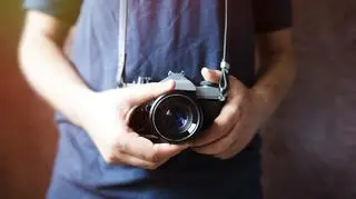 Mężczyzna, który trzyma aparat fotograficzny 