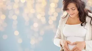 Kobieta w ciąży dotyka brzucha