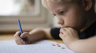 Dziecko odrabia lekcje 