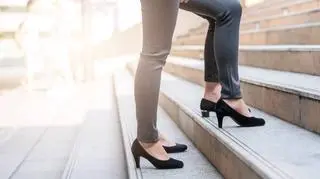 Kobiety w butach na obcasach wchodzą po schodach