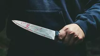 Mężczyzna z zakrwawionym nożem