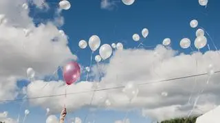 Balony na tle chmur 