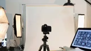 studio fotograficzne gotowe do pracy wlaczone lampy ekran laptop aparat na statywie