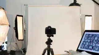 studio fotograficzne gotowe do pracy wlaczone lampy ekran laptop aparat na statywie