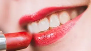 szminka, usta, makijaż ust, malowanie