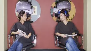 Kobiety suszą włosy w zakładzie fryzjerskim