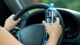 butelka z wodą samochód
