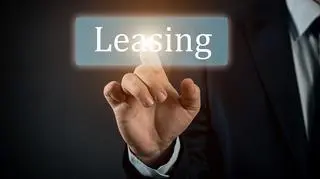 Palec wskazujący na napis: leasing