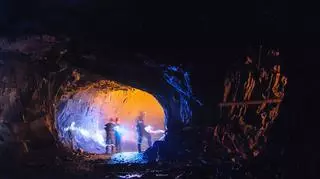 górnicy w kopalni