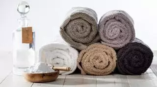 Jak prać ręczniki, żeby nie śmierdziały? Najczęściej popełniane błędy