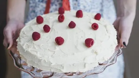 Tort malinowy z mascarpone, czekoladą. Przepisy | Dzień Dobry TVN