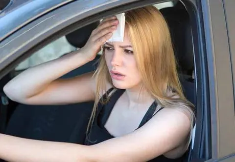 Uderzenia gorąca – ciąża, menopauza i inne przyczyny. Jak walczyć z problemem?