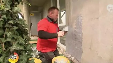 Wiesiek tynkuje ścianę 