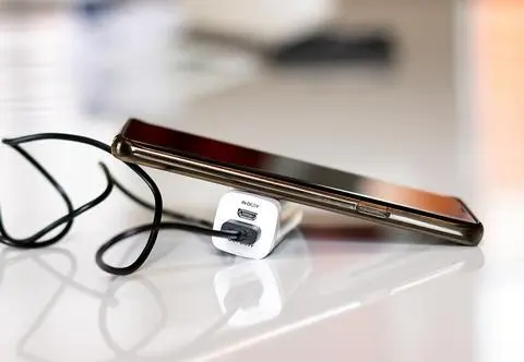 Jak szybko naładować telefon?