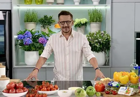 Dania z warzywami i serem. Przepisy i składniki na paprykę faszerowaną, kotleciki drobiowe i gulasz