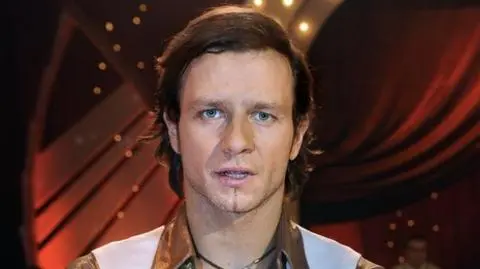 Majdan uczy się gry na gitarze