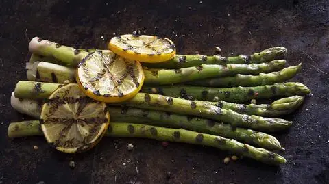 Szparagi, Przepisy na szparagi z sosem holenderskim, dorsza ze szparagami i kremowe risotto ze szparagami