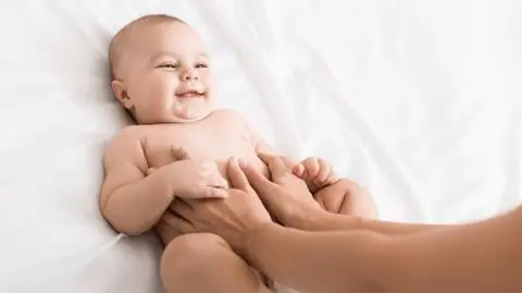 Jak masować niemowlę? Porady fizjoterapeuty dziecięcego krok po kroku. Ważny jest dotyk i emocje