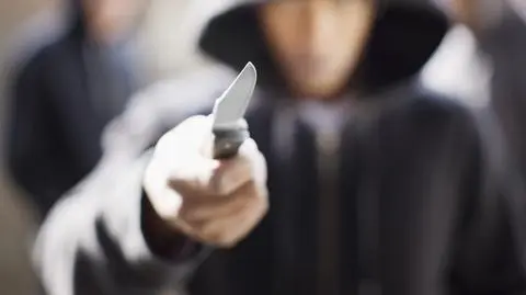 Białystok. Dwie kobiety ranione nożem przed komendą policji