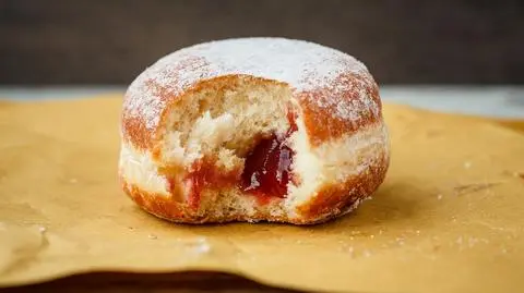 Ile kalorii ma pączek? Jak je spalić? Kalkulator