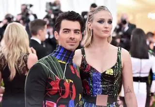 Sophie Turner gasi hejterów oskarżających ją o bycie złą matką. "Chyba zapomniała, że ma dwoje dzieci"