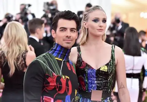 Sophie Turner gasi hejterów oskarżających ją o bycie złą matką. "Chyba zapomniała, że ma dwoje dzieci"