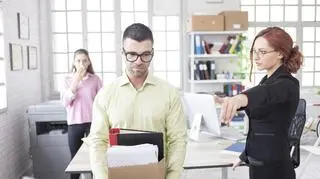 Mężczyzna wychodzi z biura po zwolnieniu z pracy
