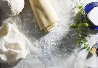 Szparagi i szynka prosciutto zapiekane w cieście francuskim - przepis Grzegorza Zawieruchy