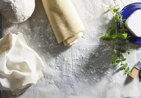 Szparagi i szynka prosciutto zapiekane w cieście francuskim - przepis Grzegorza Zawieruchy