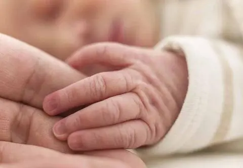 Poznań. Seniorzy nie mogą tulić dzieci. Okazują serce dziergając na szydełku
