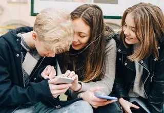 Powstała aplikacja, która ujawnia dane. Reklamują ją znane influencerki