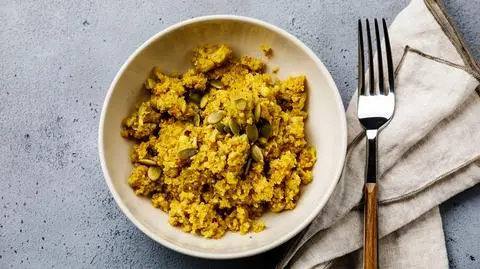 Ryż curry w białym głębokim talerzu
