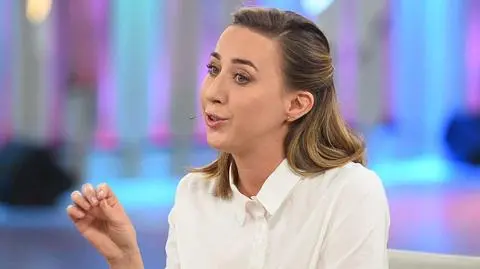 Kwasy nie tylko złuszczają skórę, ale ją stymulują do odnowy. Czy można stosować je w domu?