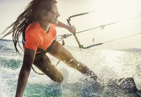 Kite­sur­fing - nie­zwy­kle modny sport wodny. Na czym wła­ści­wie polega i jak się go nauczyć?