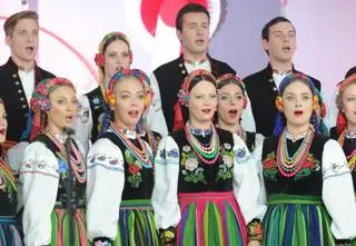 Zespół "Mazowsze" od kulis. "Gdy gdzieś wyjeżdżamy, do tira ładowanych jest 10 ton"