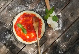 Przepisy na sosy do pizzy. Sos z koncentratu pomidorowego, propozycje podania