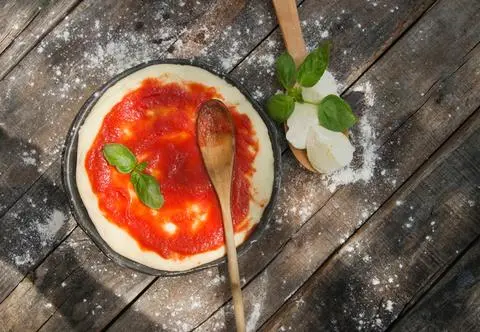 Przepisy na sosy do pizzy. Sos z koncentratu pomidorowego, propozycje podania