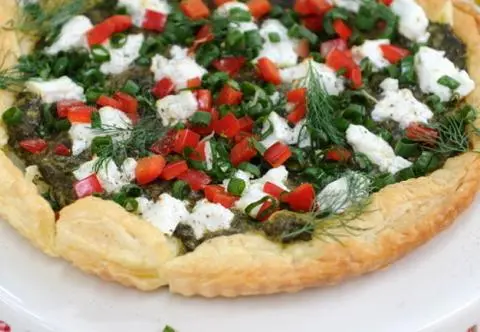 Tarta z pieczonymi figami, orzechami i błękitnym serem - pyszna i szybka przekąska