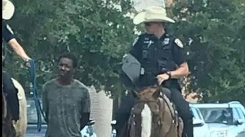 USA. Policja z Galveston prowadzi czarnoskórego mężczyznę jak niewolnika