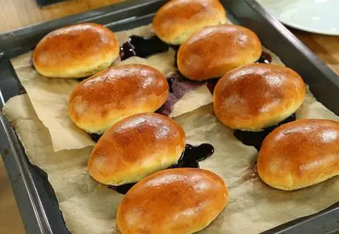Mleczne jagodzianki z niezwykłym dodatkiem, który Cię zaskoczy. Sprawdź, jak je zrobić
