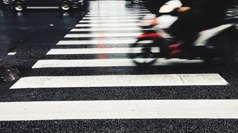 Horror na pasach. Motocyklista potrącił wózek z dzieckiem i pojechał dalej. Jak być bezpiecznym na przejściu dla pieszych?