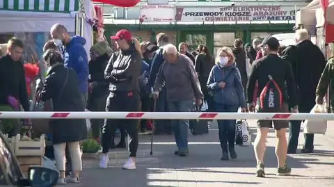Warszawa. Zatłoczone targowisko mimo ograniczeń z powodu koronawirusa