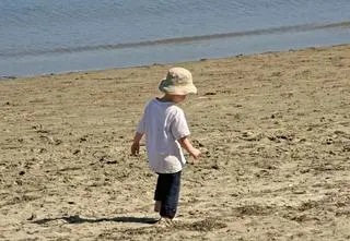 Lato 2021. Co robić, gdy dziecko zgubi się na plaży?