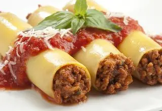 Canneloni z sosem pomidorowym, ricottą i czosnkiem niedźwiedzim z przepisu Sebastiana Olmy
