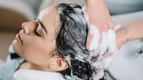 Jaki efekt daje peeling do włosów? Domowy przepis