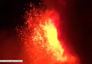 Włochy. Wybuch wulkanu Etna na Sycylii. Kłęby dymu wciąż unoszą się nad wyspą [WIDEO]