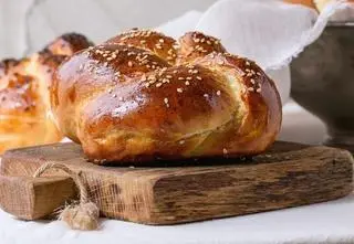 Dania kuchni żydowskiej - składniki i przepisy. Jak przygotować chałkę i sałatkę z pomarańczy?
