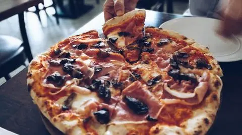 Domowa pizza na grubym cieście 