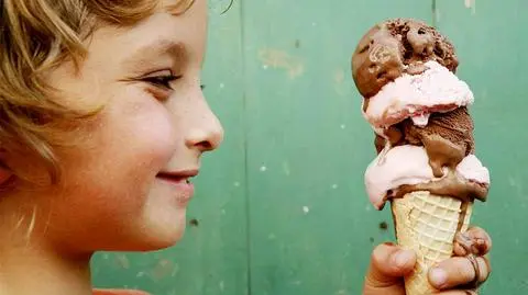 Przepisy na lody - krok po kroku - bananowe, truskawkowe, z awokado i gorzką czekoladą